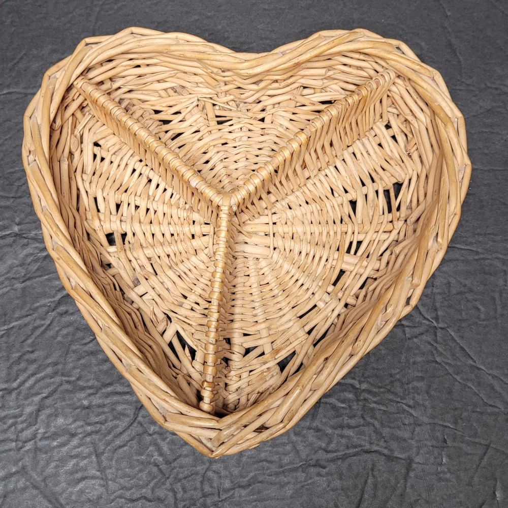 Heart Shaped Divided Vintage Basket - Picture 4 of 9